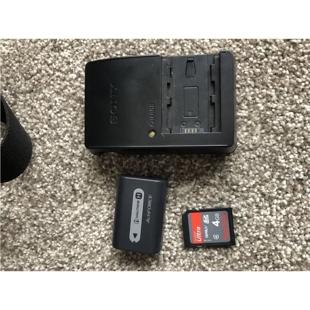 Sony Alpha a330 DSLR-A330 +18-55mm F3.5-5.6 SAM Lens Camera + Battery + Charger